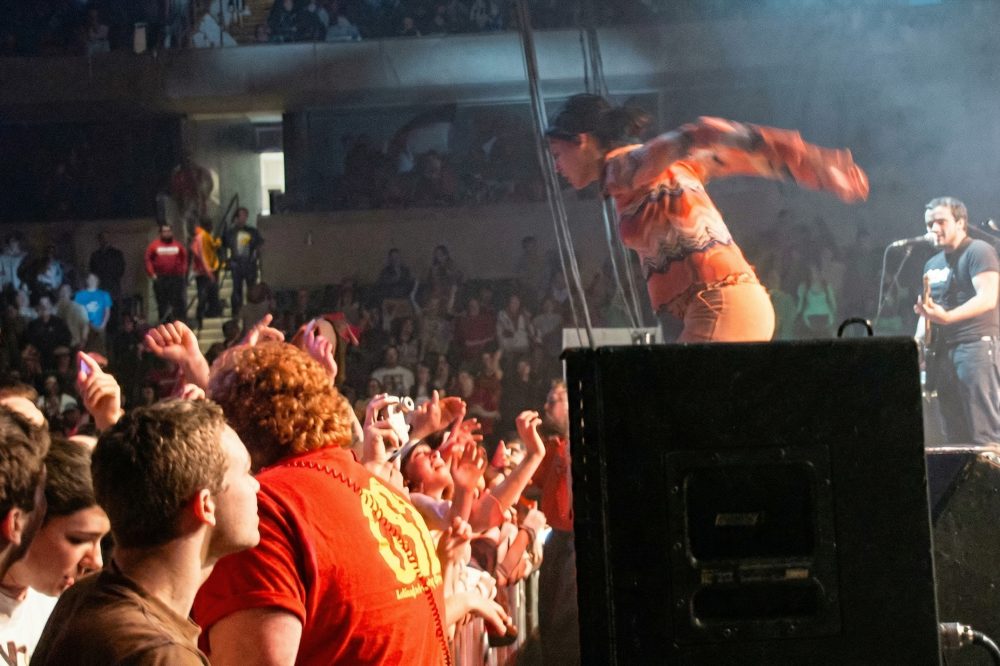 Помните, как Кэти Перри пыталась совершить стейдж-дайв на концерте Relient K?