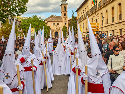 Испания: начало Страстной недели под солнцем и её религиозные процессии