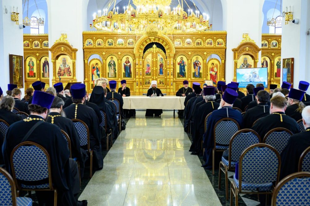 В Москве обсудили вызовы искусственного интеллекта на пастырской конференции