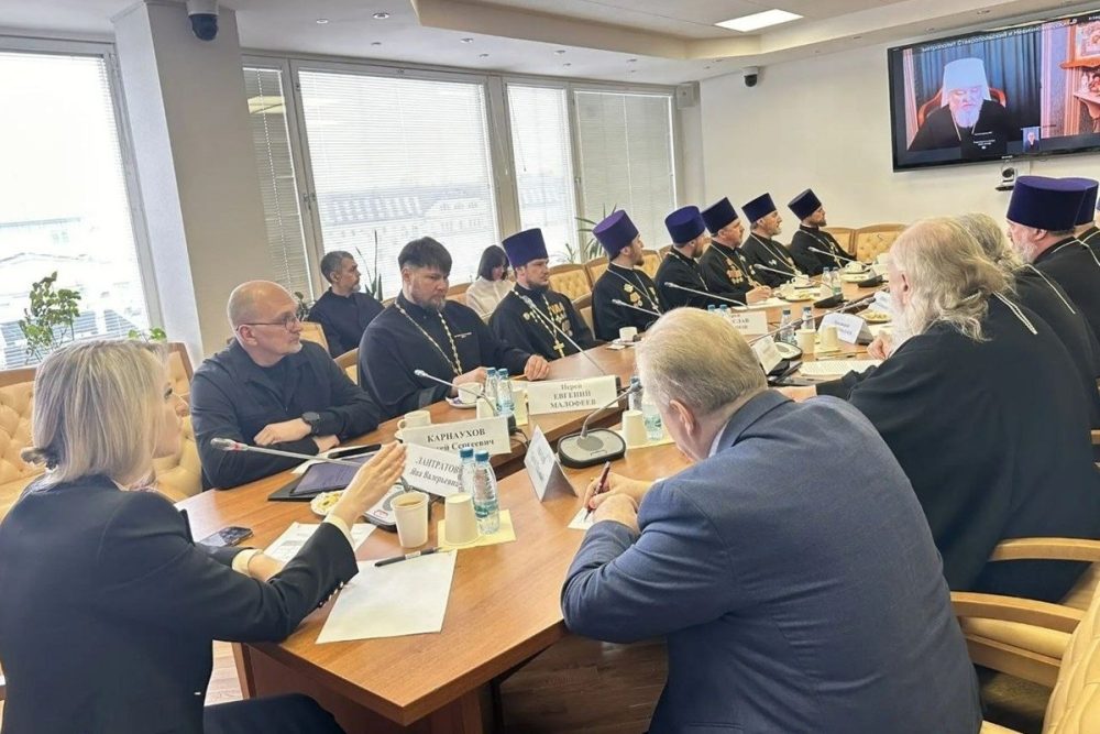 В Госдуме обсудили статус военного духовенства