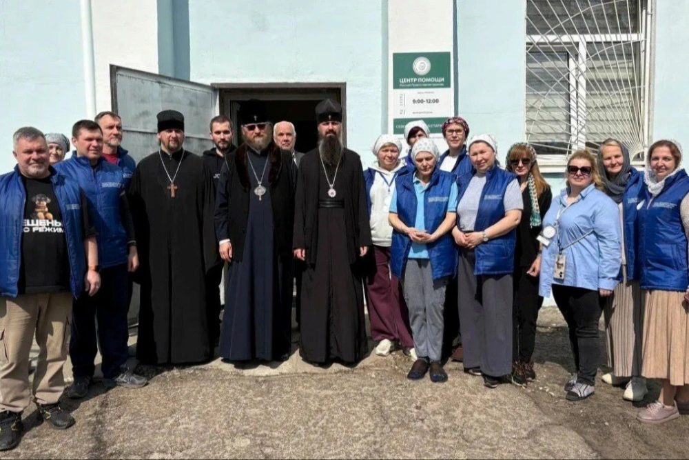 Архиереи посетили центр помощи в Северодонецке