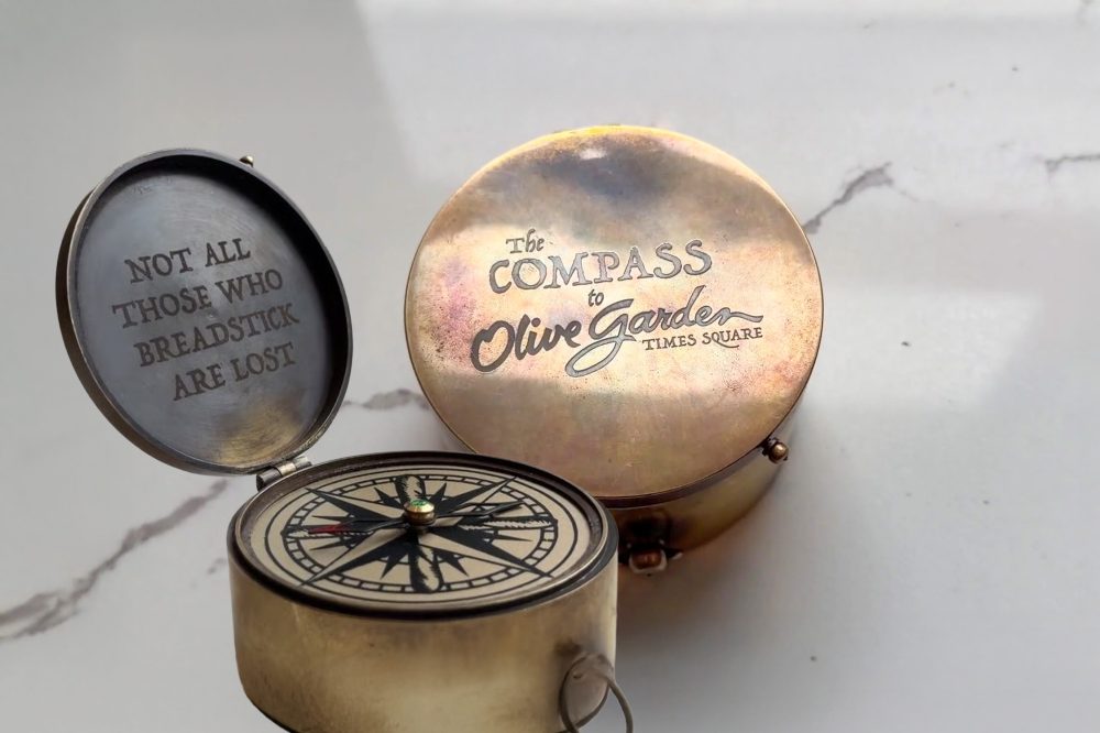 Два парня создали компас, который всегда указывает на Olive Garden на Таймс-сквер