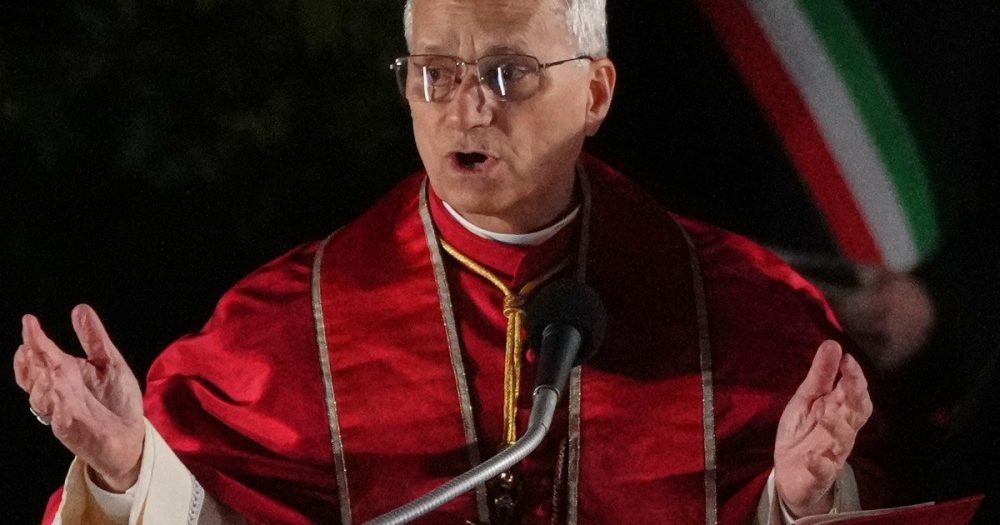 Папа Лев несет крест во время Крестного хода в Страстную пятницу