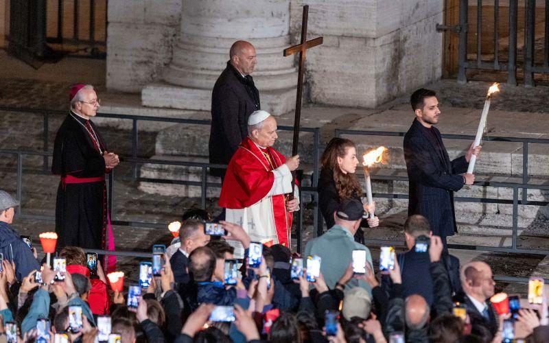 Папа Лев XIV несёт крест на Крестном пути в Колизее: фото