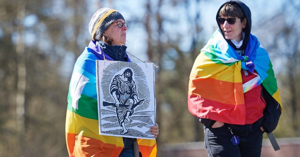 Тысячи людей вышли на пасхальные марши за мир и разоружение