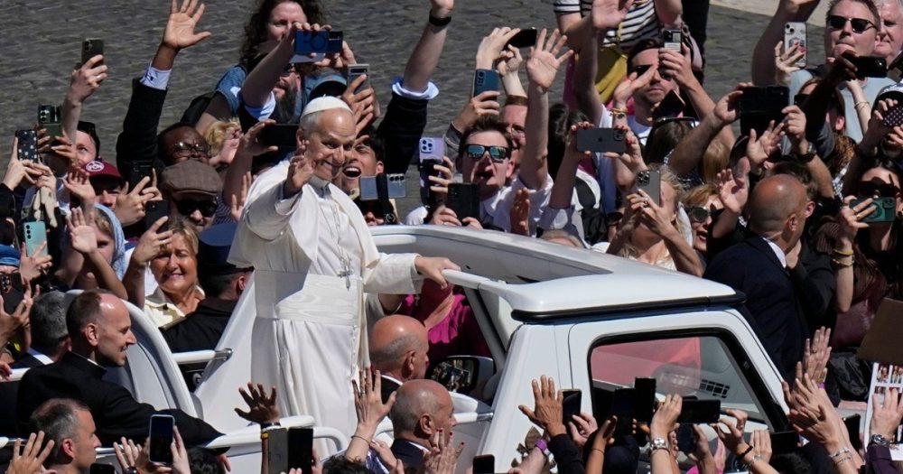 Папа Лев XIV обращается к миру с призывом к миру