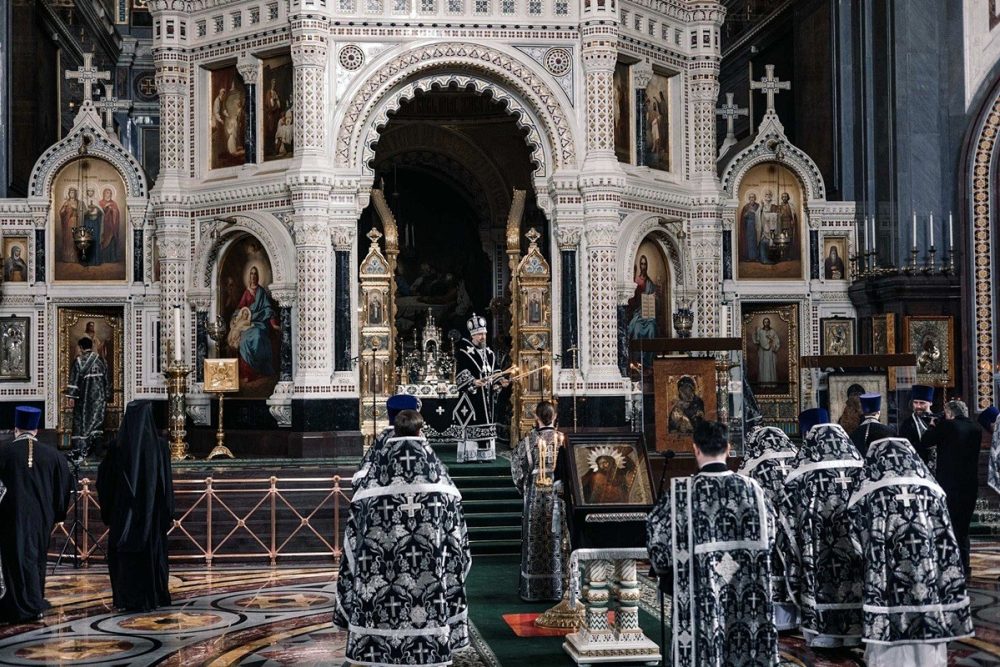 Митрополит Воскресенский Григорий совершил Литургию в Храме Христа Спасителя в Великий Понедельник