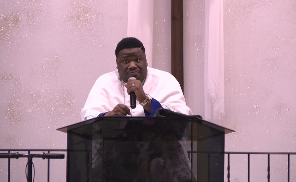 Пастор прославляет «пуленепробиваемого Бога» в Пасхальное воскресенье через несколько дней после того, как его застрелил угонщик автомобиля