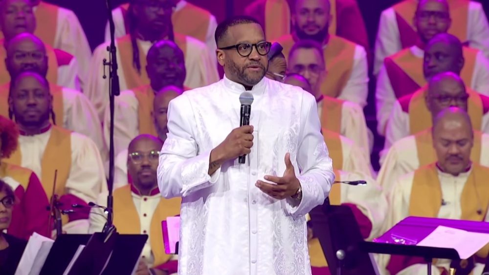 Чернокожая мегацерковь пожертвовала более $1 млн, чтобы остановить выселение более 300 семей из социального жилья