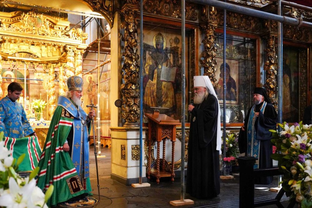 Патриарх Кирилл совершил молебен у мощей святителя Тихона в Донском монастыре