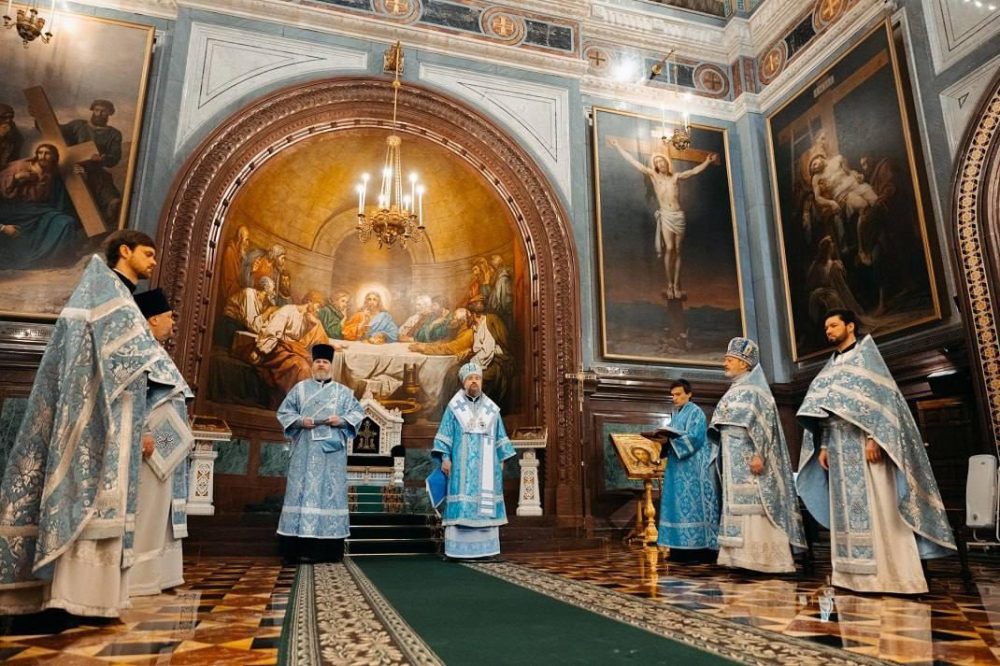 Митрополит Воскресенский Григорий отслужил Литургию в Храме Христа Спасителя