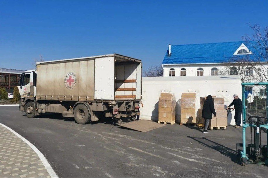 Красный Крест передал гуманитарную партию емкостей для воды Патриаршей миссии