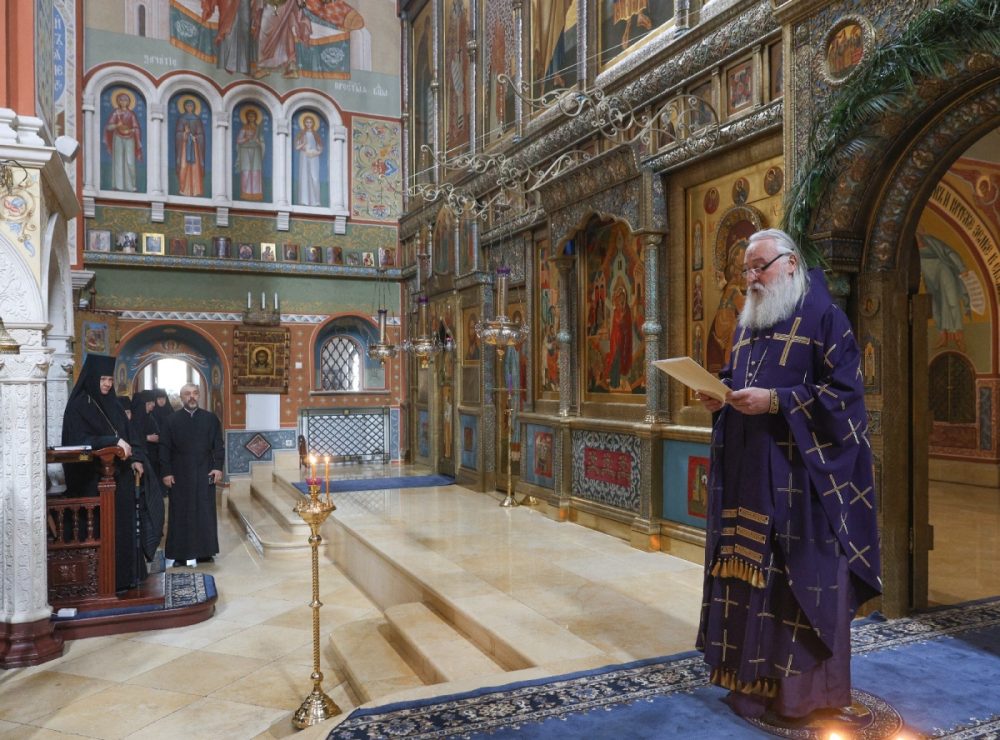 Митрополит Феогност совершил литургию в Зачатьевском монастыре