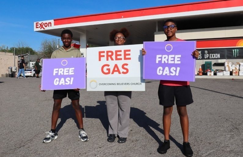 'Бензин и Слава': Церковь в Теннесси раздала сотням автомобилистов бесплатный бензин