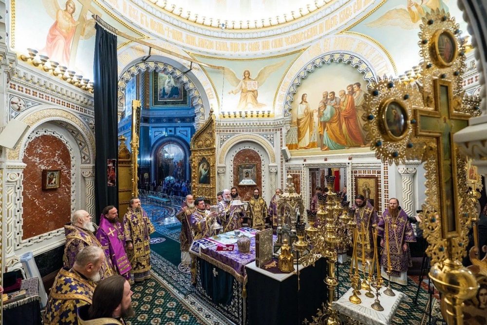 Патриарх Кирилл совершил литургию в Храме Христа Спасителя в Великий Четверг