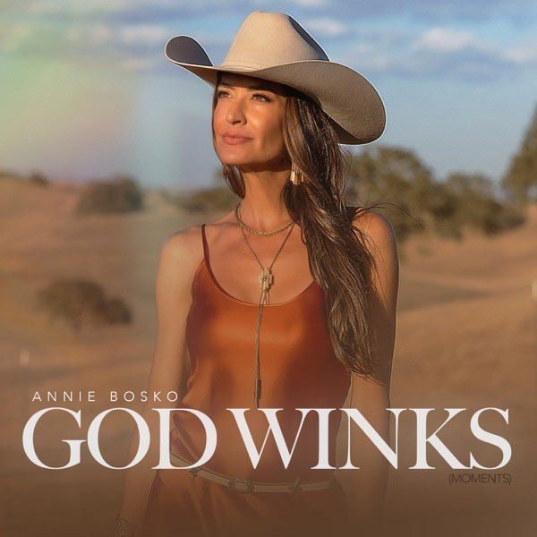Восходящая кантри-исполнительница Энни Боско превращает любимый фанатами трек в воодушевляющую поп-балладу «God Winks (moments)»