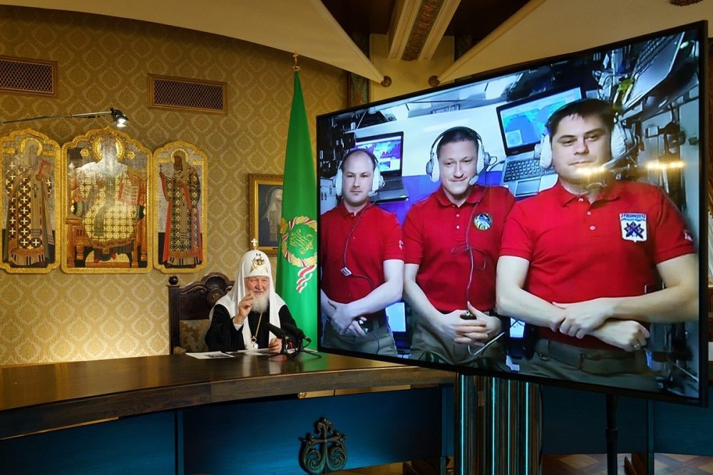 Патриарх Кирилл провел пасхальный телемост с экипажем МКС