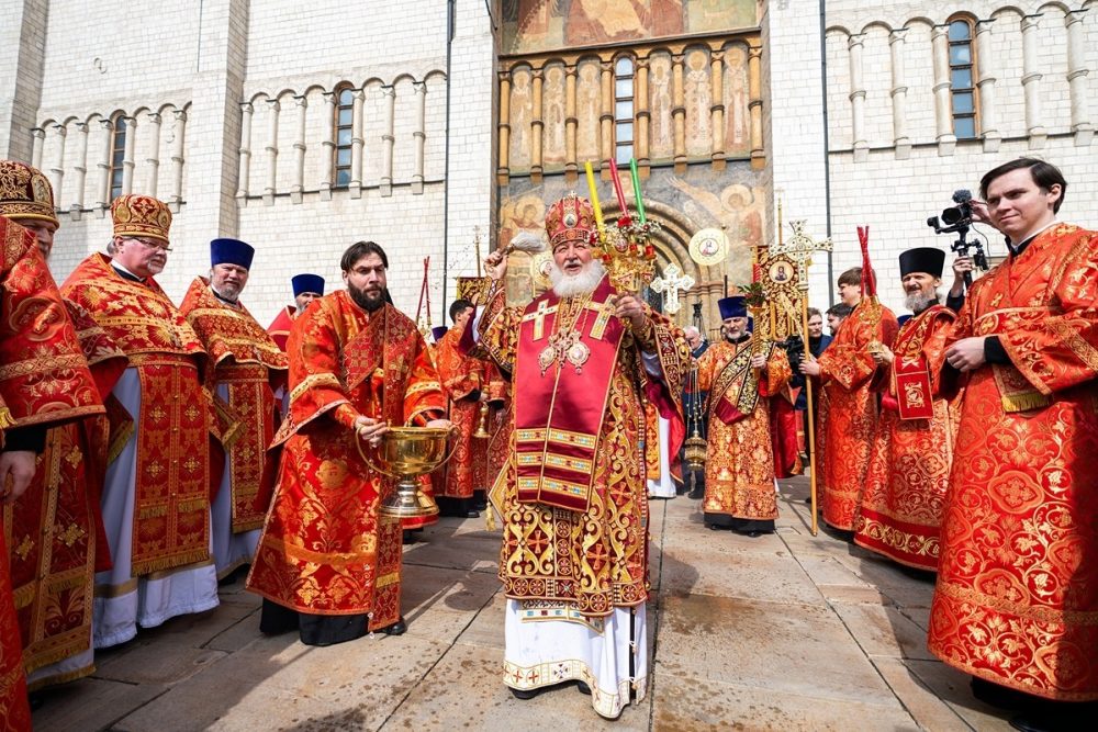Патриарх Кирилл совершил литургию в Успенском соборе Кремля