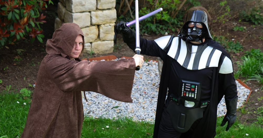 Сидеть рядом с Дартом Вейдером на богослужении