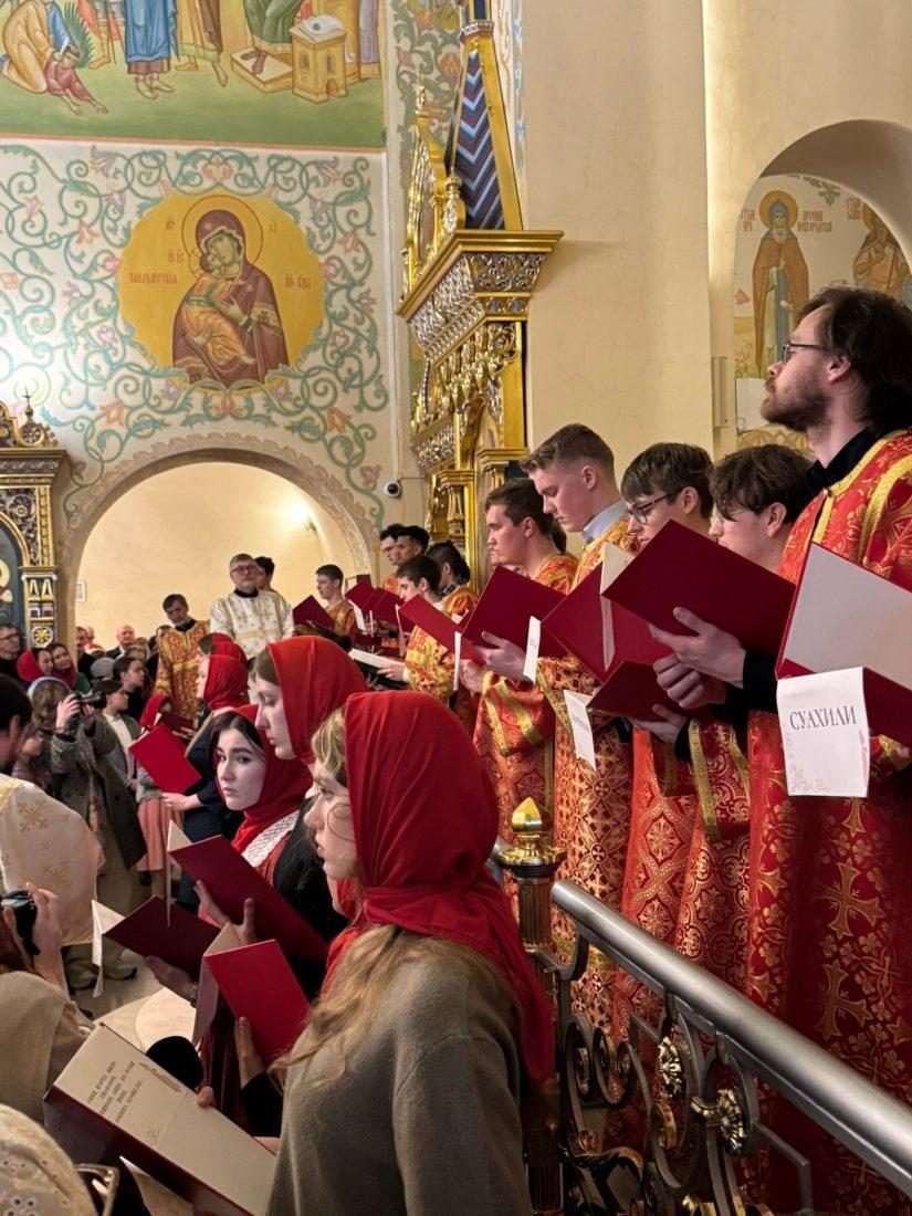 Пасхальное Евангелие прозвучало на 36 языках в храме при МГИМО