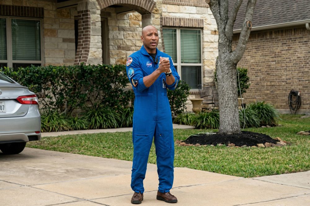 Астронавт NASA Виктор Гловер продолжает проповедовать на Земле