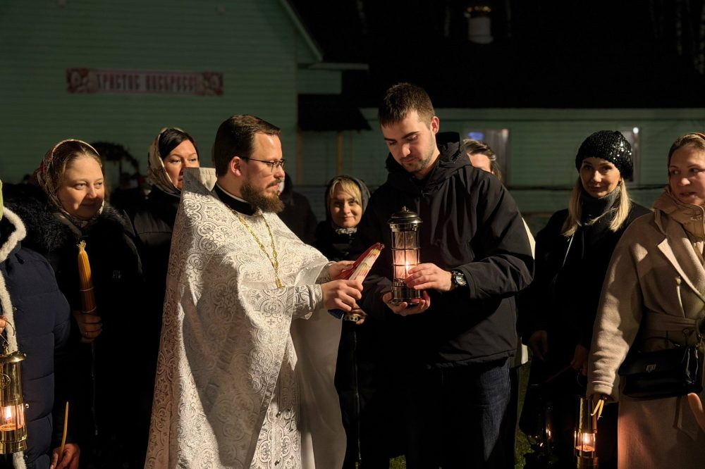 Благодатный огонь доставлен в Россию при участии скаутов и церковных представителей