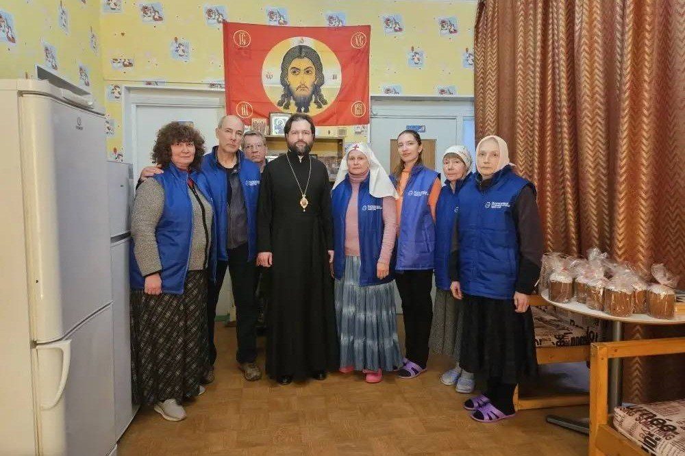 Епископ Бердянский Петр встретился с волонтерами гуманитарной миссии в Токмаке