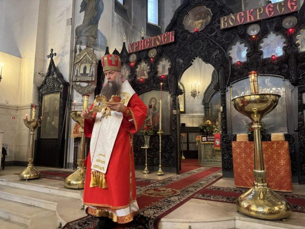 Епископ Егорьевский Мефодий провел Литургию в храме Воскресения Христова