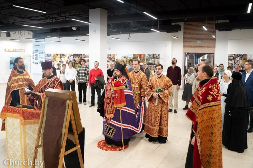 В Минске открылась фотовыставка «Литургия с Патриархом»