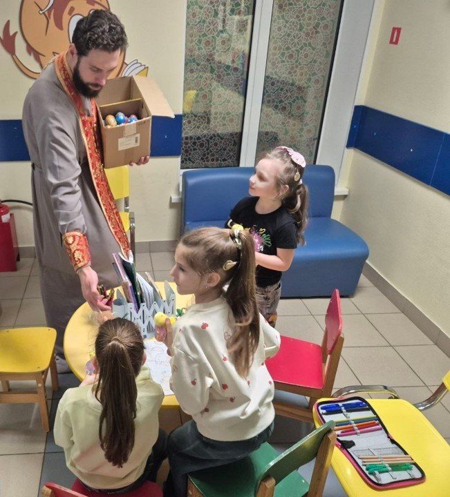 Приходы Москвы оказали помощь тысячам нуждающихся в пасхальные дни