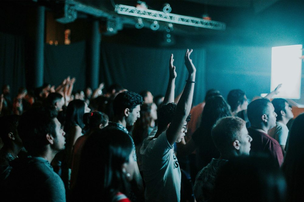 Количество молодых мужчин, считающих религию 'очень важной', выросло на 50% с 2023 года