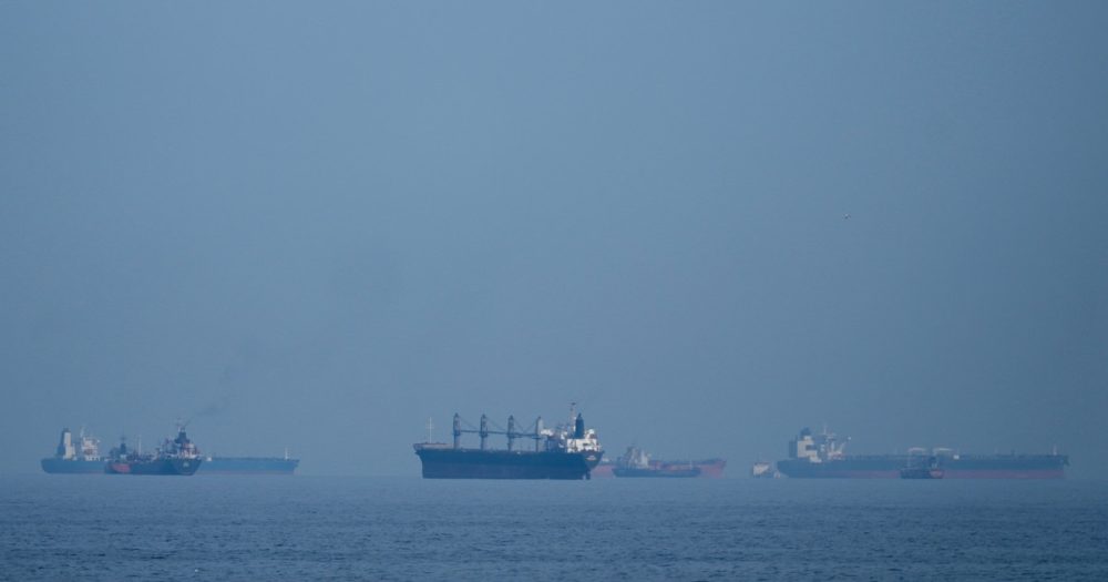 Моряки в опасном заторе