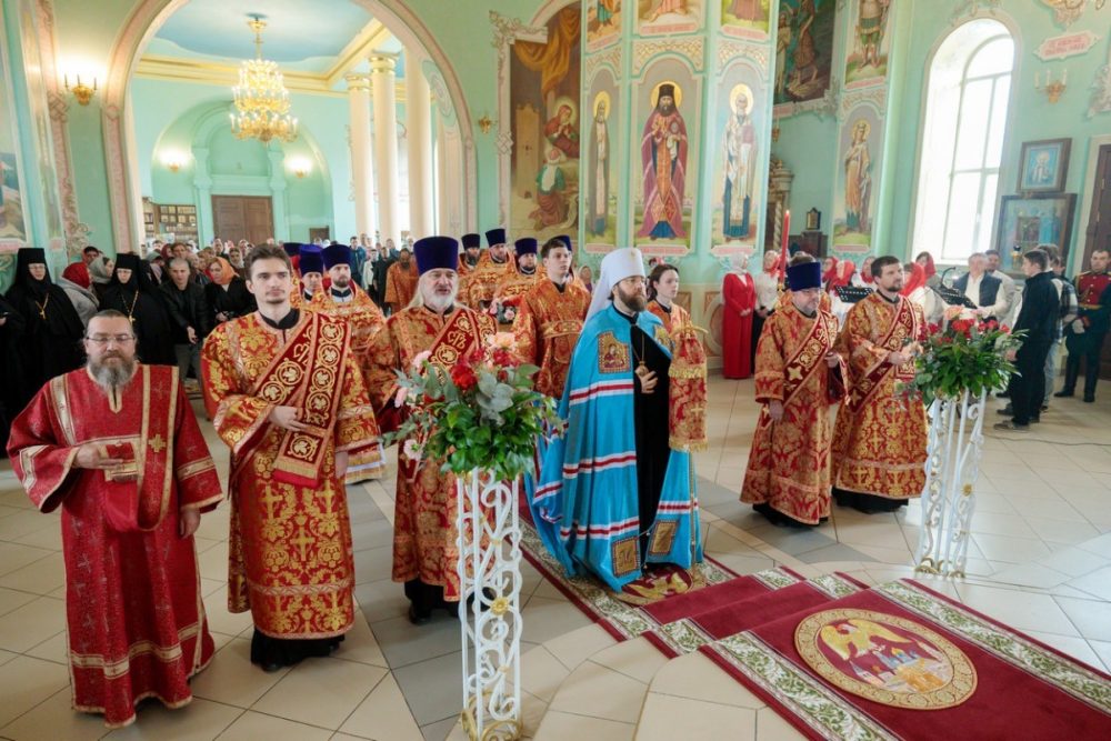 В Вольске отметили 20-летие возрождения Свято-Троицкого кафедрального собора