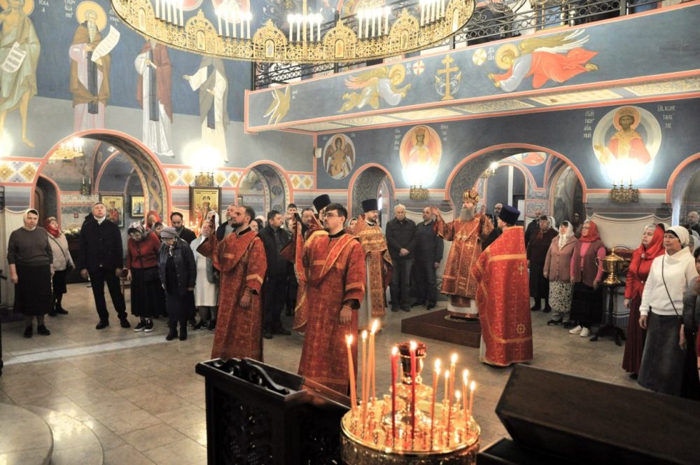Епископ Силуан возглавил престольный праздник в храме Воскресения Христова