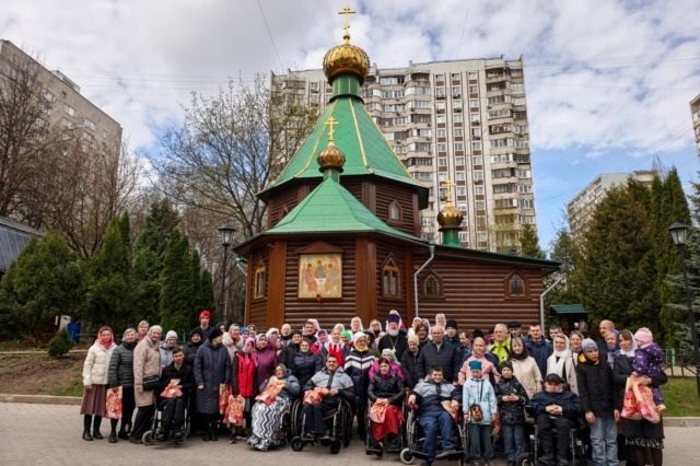 В московских храмах начали проводить адаптированные литургии для детей с ментальными особенностями