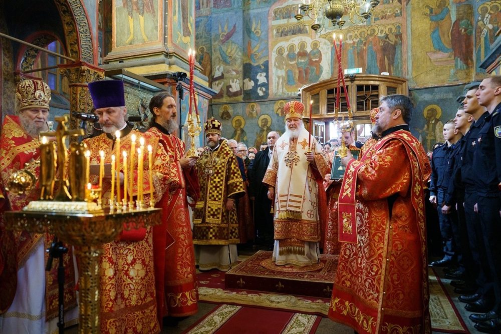 Патриарх Кирилл совершил литургию в Архангельском соборе в день Радоницы