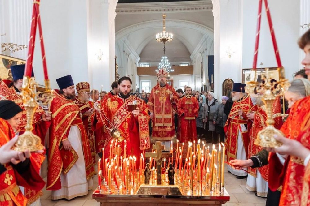 Митрополит Воскресенский Григорий провел Литургию в храме на Лазаревском кладбище