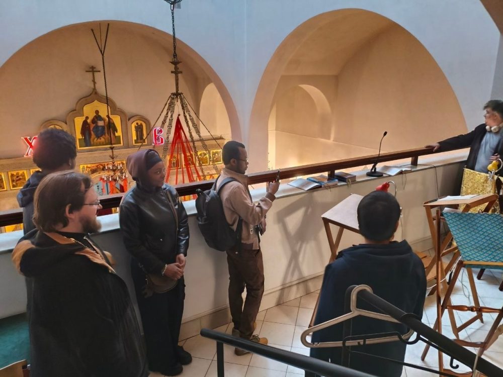 Иностранным студентам рассказали о русских пасхальных традициях в храме Отрадного