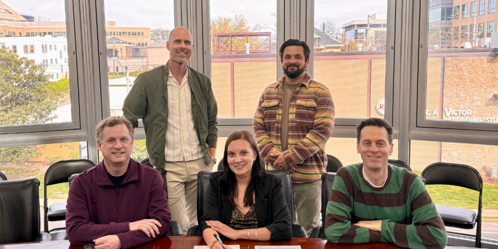 Curb | Word Music Publishing подписала автора песен и продюсера Тину Парол