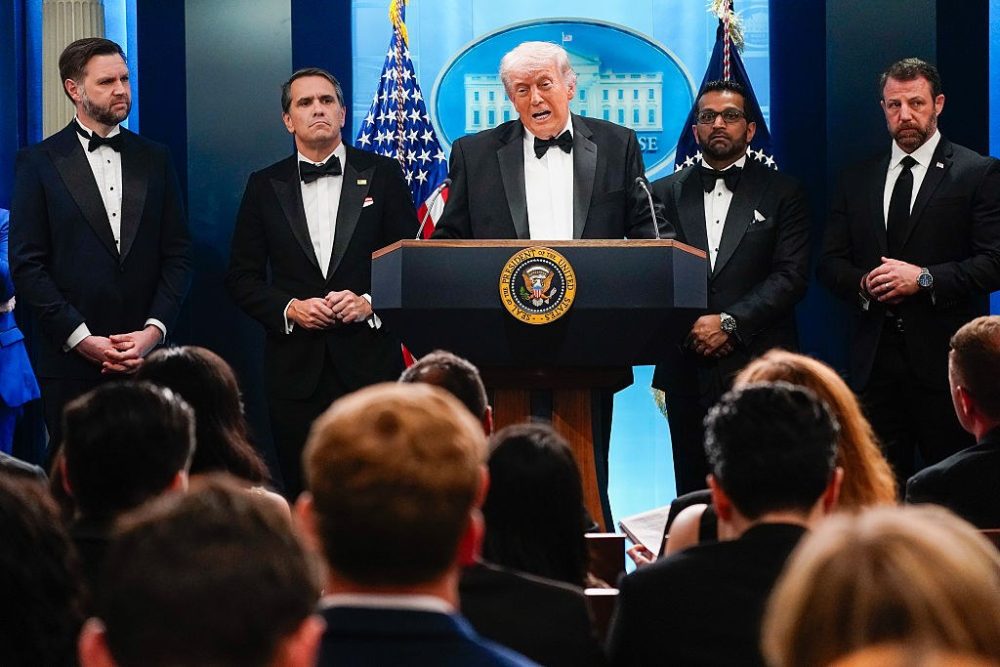 Трамп занимает вызывающую позицию после стрельбы на ужине WHCA и призывает американцев мирно решать разногласия