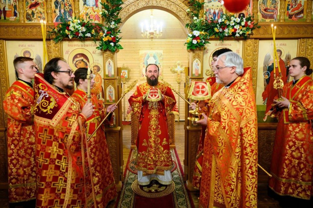 Митрополит Арсений возглавил праздничное богослужение в храме жен-мироносиц в Ярославском