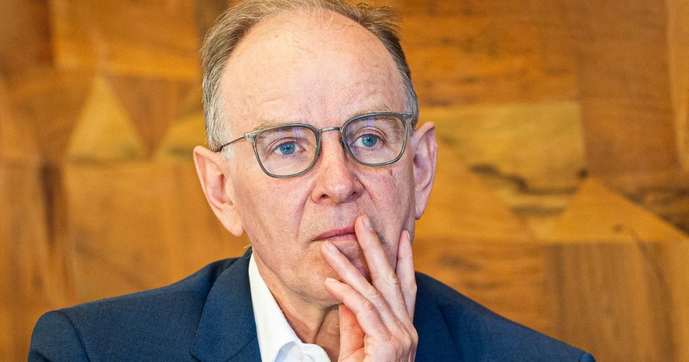 Знак против авторитарной политики силы