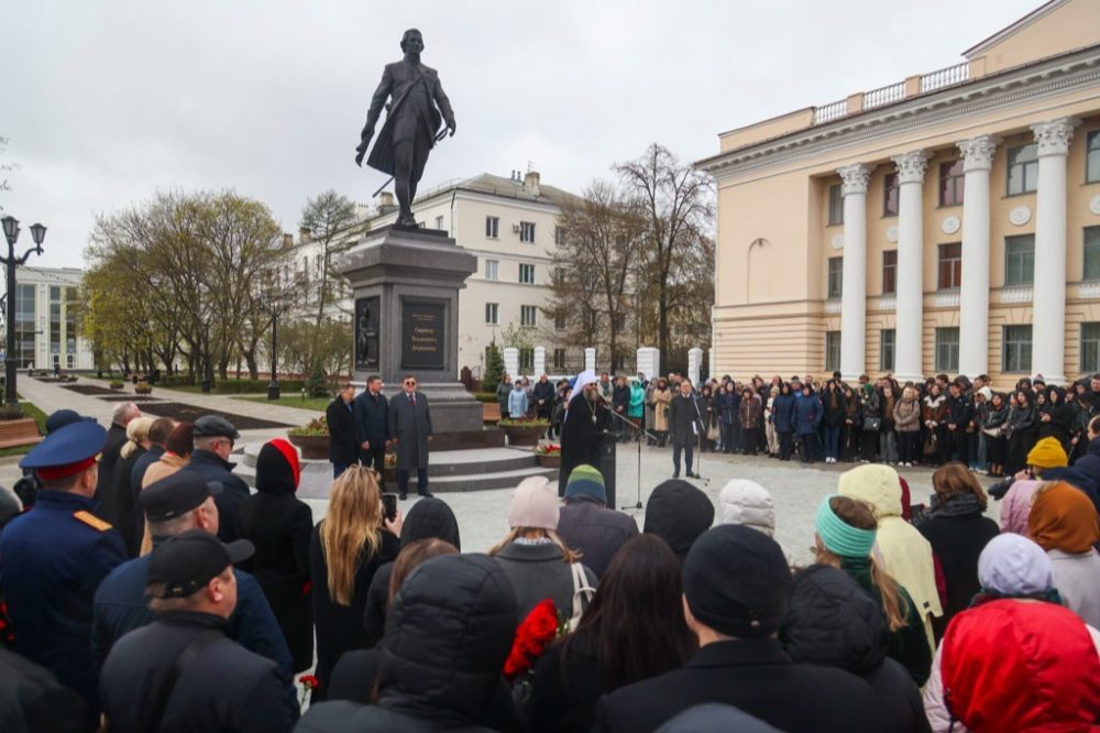 Митрополит Тамбовский принял участие в открытии памятника Державину в день 390-летия города