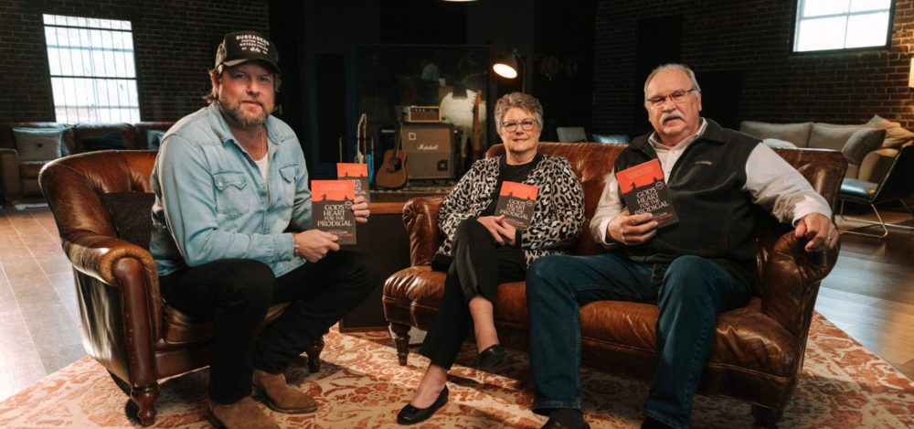 Зак Уильямс анонсирует новую книгу-размышление вместе с родителями