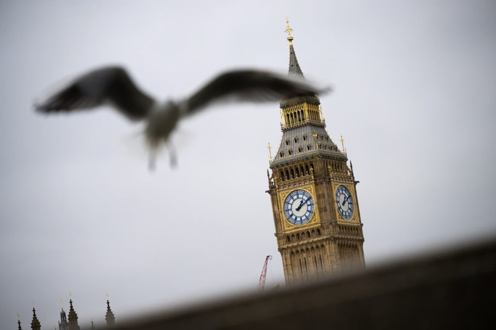 Британские политики вспомнили о Боге, но избиратели не в восторге