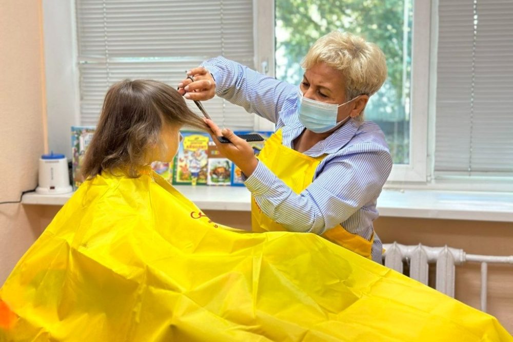 В Смольном соборе наградят парикмахеров-добровольцев