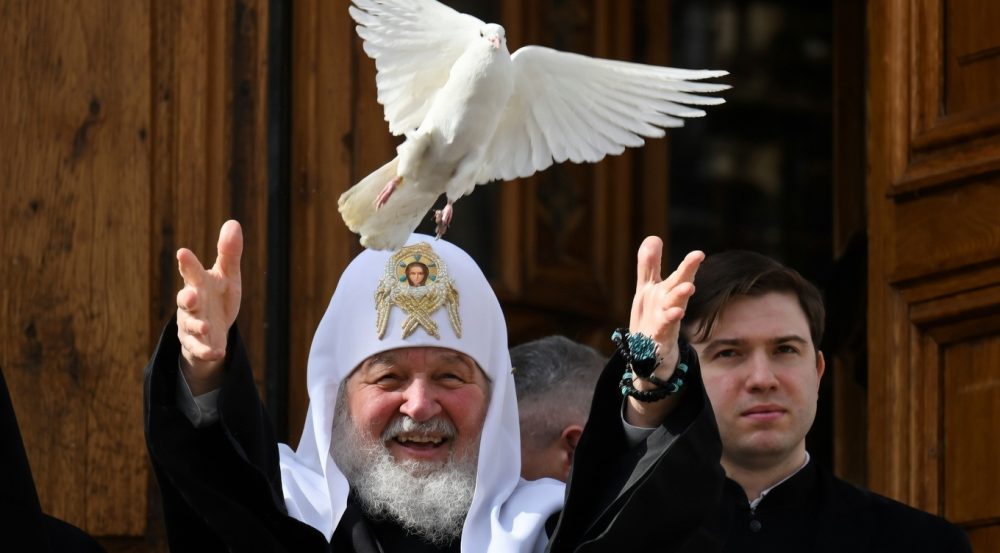Патриарх Кирилл выпустил голубей в Кремле в праздник Благовещения