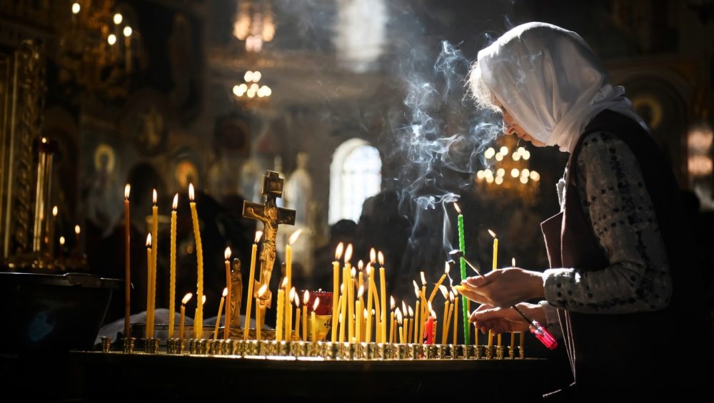 Священник объяснил значение традиции поклонения плащанице в Великую субботу
