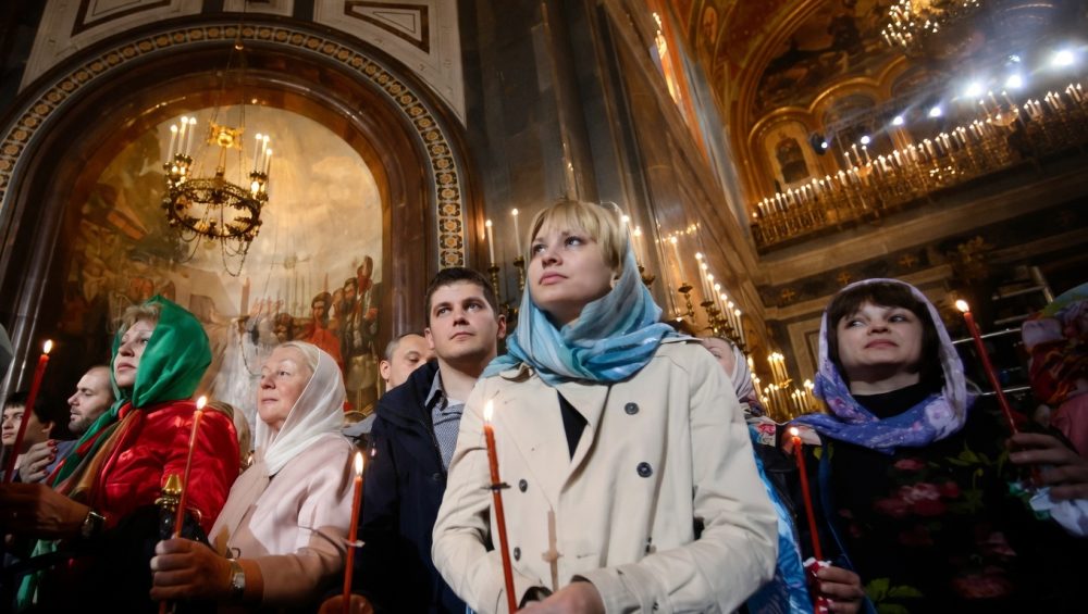 Священник объяснил традицию пасхальных поздравлений