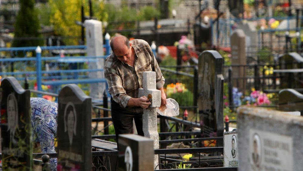 Епископ прокомментировал традицию приносить пасхальную снедь на кладбища